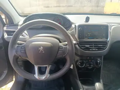 Peugeot 208 2019 - 11900 EUR, 104199 km - AUTO.MOTO.pt - 104199km - foto 14 de 26