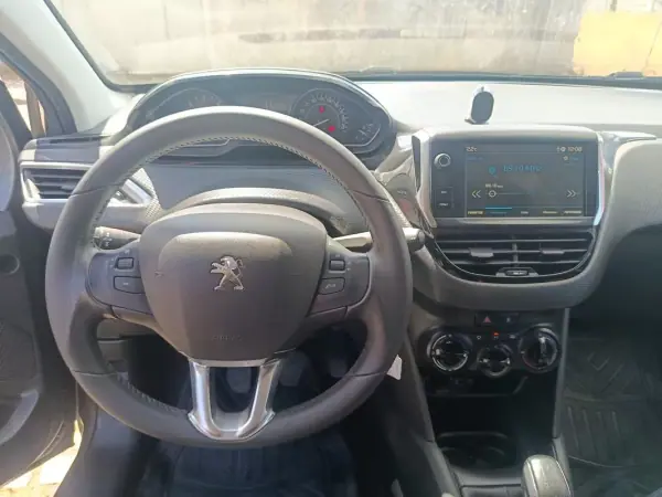 Peugeot 208 2019 - 11900 EUR, 104199 km - AUTO.MOTO.pt - 104199km - foto 14 de 26
