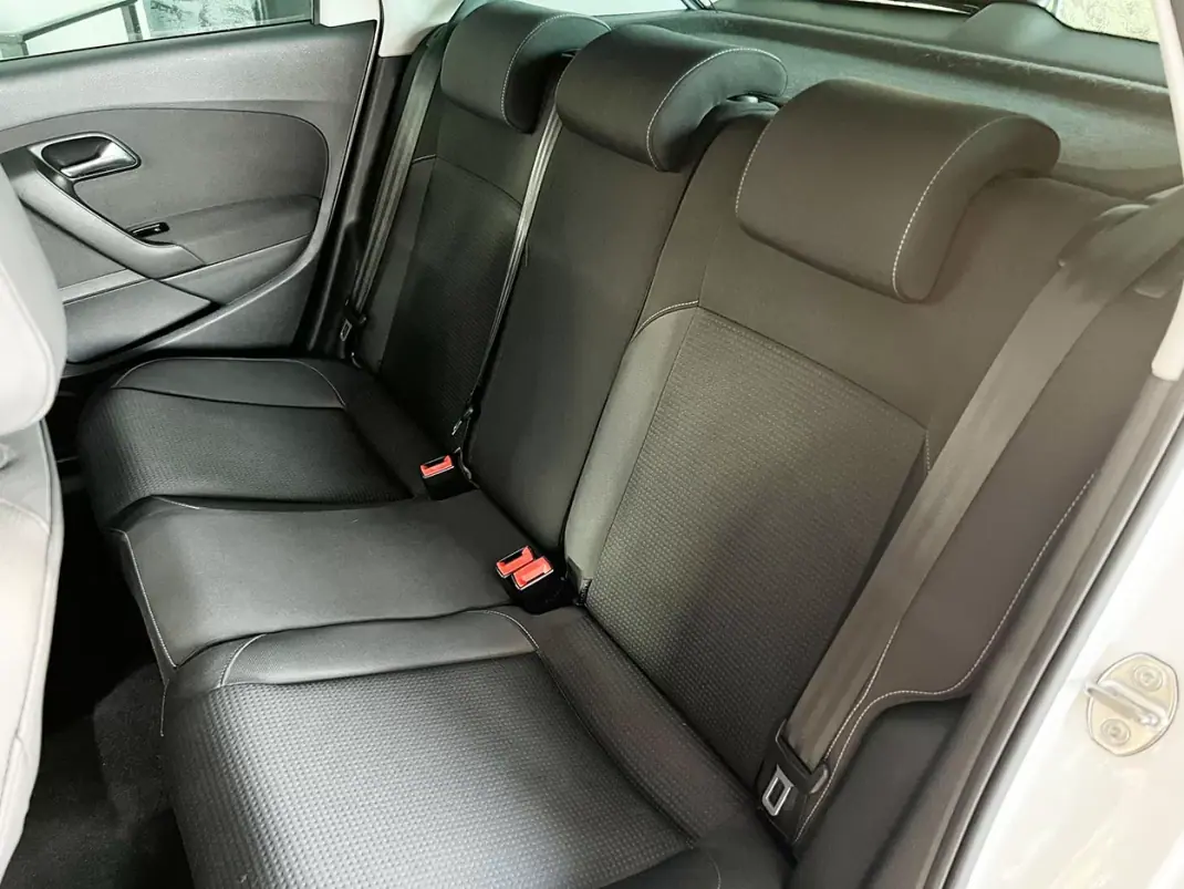 Volkswagen Polo 2011 - 6900 EUR, 201940 km - AUTO.MOTO.pt - 201940km - foto 17 de 18