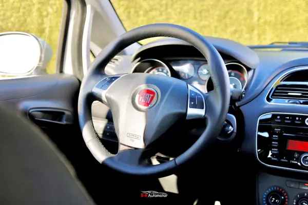 Fiat Punto 2015 - 7300 EUR, 165000 km - AUTO.MOTO.pt - 165000km - foto 8 de 20