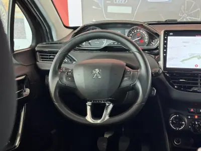 Peugeot 208 2018 - 12990 EUR, 96669 km - AUTO.MOTO.pt - 96669km - foto 20 de 21