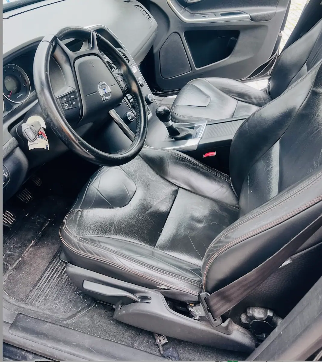 Volvo XC 60 2012 - 10800 EUR, 185500 km - AUTO.MOTO.pt - 185500km - foto 4 de 8