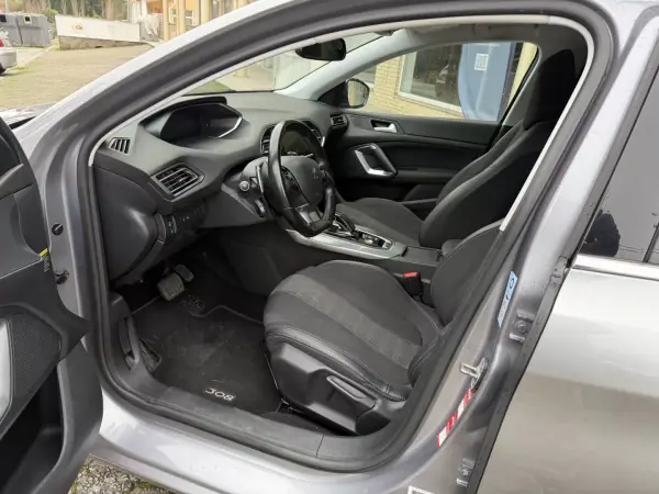 Peugeot 308 SW 2020 - 17900 EUR, 124000 km - AUTO.MOTO.pt - 124000km - foto 6 de 13