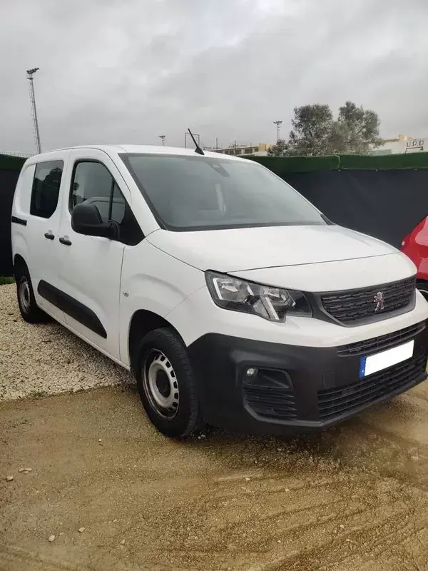 Peugeot Partner 1.5 HDI 3L 2020 - 10999 EUR, 100000 km - AUTO.MOTO.pt - 100000km - foto 2 de 6