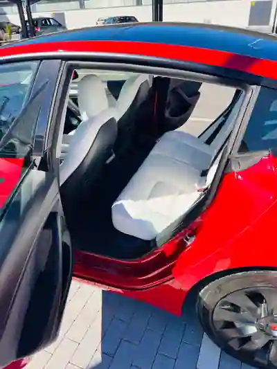 Tesla Model 3 2021 - 28500 EUR, 125000 km - foto 5 de 13
