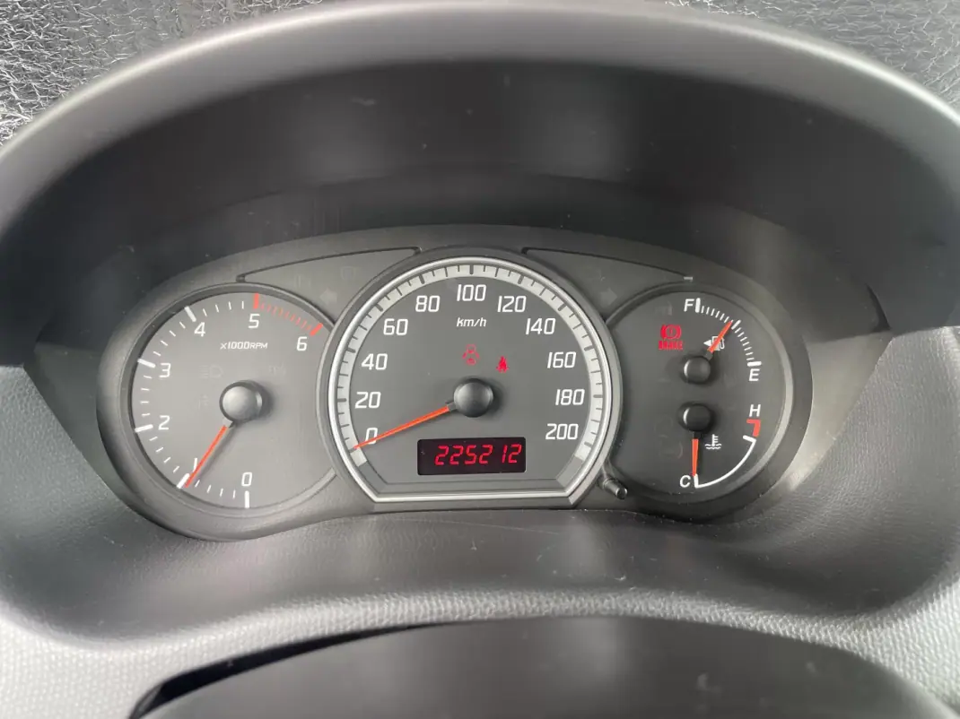 Suzuki Swift 2007 - 5250 EUR, 225212 km - AUTO.MOTO.pt - 225212km - foto 11 de 12