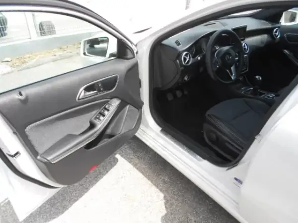 Mercedes-Benz A 180 2014 - 16900 EUR, 118688 km - AUTO.MOTO.pt - 118688km - foto 9 de 14