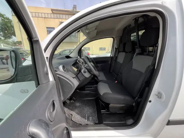 Renault Kangoo 2021 - 13250 EUR, 125000 km - AUTO.MOTO.pt - 125000km - foto 10 de 39
