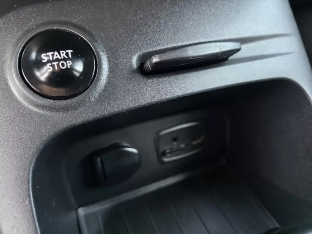 Renault Captur 2016 - 11990 EUR, 118000 km - AUTO.MOTO.pt - 118000km - foto 26 de 32