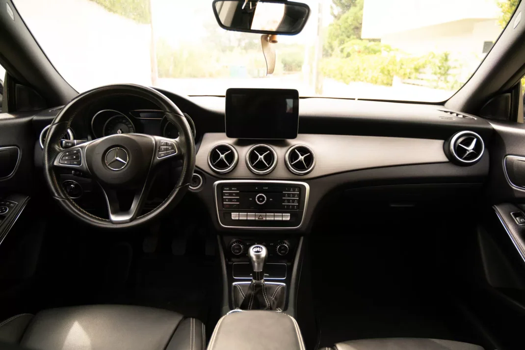 Mercedes-Benz CLA 180 2017 - 17800 EUR, 209068 km - AUTO.MOTO.pt - 209068km - foto 5 de 10