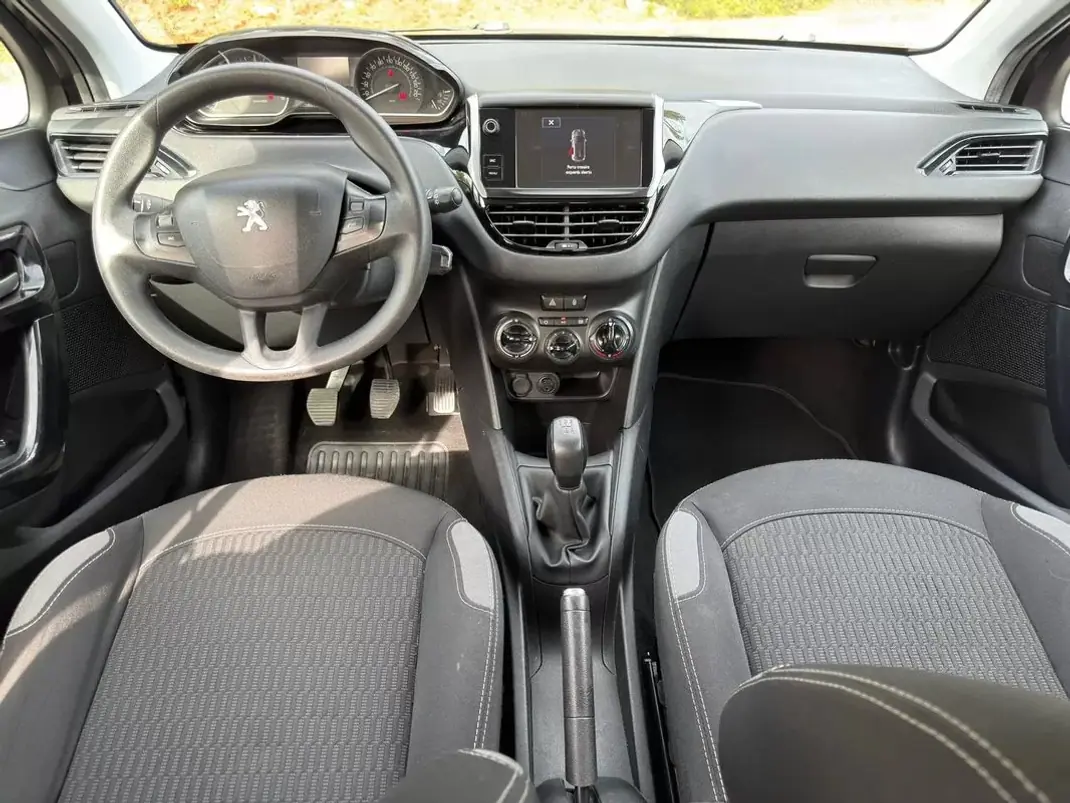 Peugeot 208 2015 - 7900 EUR, 173040 km - AUTO.MOTO.pt - 173040km - foto 18 de 25
