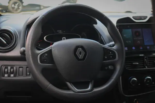 Renault Clio 2018 - 12480 EUR, 121000 km - AUTO.MOTO.pt - 121000km - foto 8 de 13
