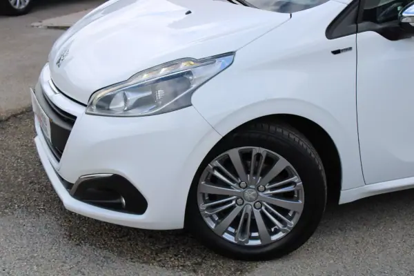 Peugeot 208 2016 - 8250 EUR, 137000 km - AUTO.MOTO.pt - 137000km - foto 4 de 26
