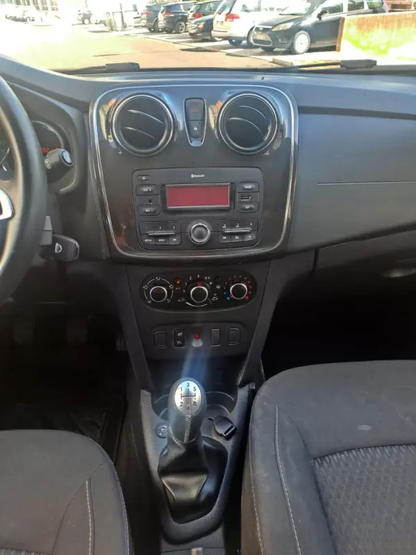 Dacia Sandero 2018 - 8500 EUR, 155000 km - AUTO.MOTO.pt - 155000km - foto 13 de 22