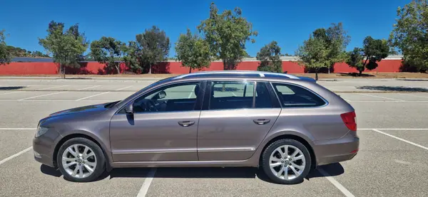 Skoda Superb Break 2010 - 9850 EUR, 235000 km - AUTO.MOTO.pt - 235000km - foto 2 de 11