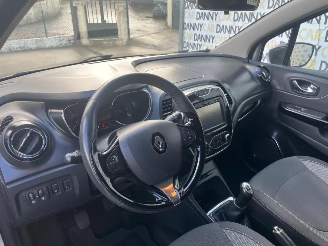Renault Captur 2016 - 12490 EUR, 139000 km - AUTO.MOTO.pt - 139000km - foto 4 de 10