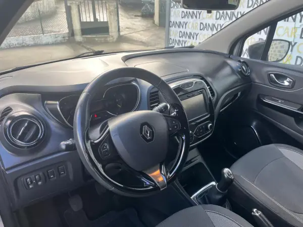 Renault Captur 2016 - 12490 EUR, 139000 km - AUTO.MOTO.pt - 139000km - foto 4 de 10