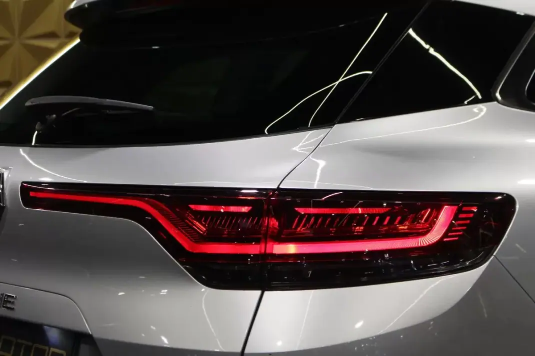 Renault Mégane Sport Tourer 2021 - 15290 EUR, 168000 km - AUTO.MOTO.pt - 168000km - foto 8 de 30