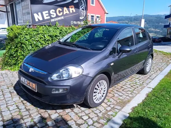 Fiat Punto Evo 2011 - 5490 EUR, 240107 km - AUTO.MOTO.pt - 240107km - foto 2 de 9