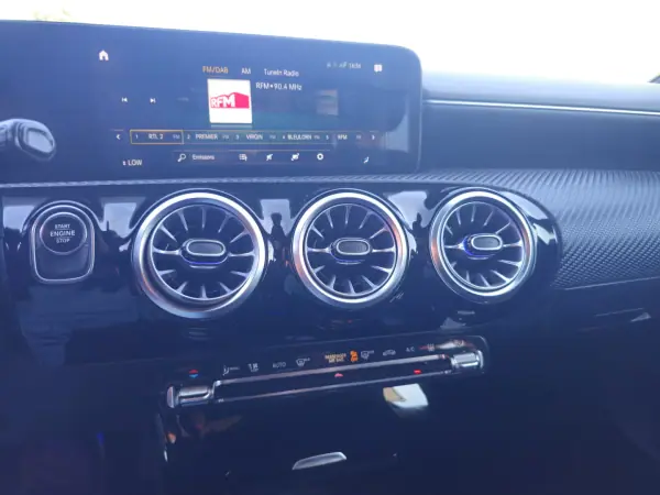 Mercedes-Benz A 250 2022 - 24500 EUR, 98000 km - AUTO.MOTO.pt - 98000km - foto 9 de 16