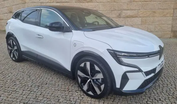 Renault Mégane E-Tech 2024 - 39000 EUR, 15500 km - AUTO.MOTO.pt - 15500km - foto 2 de 33