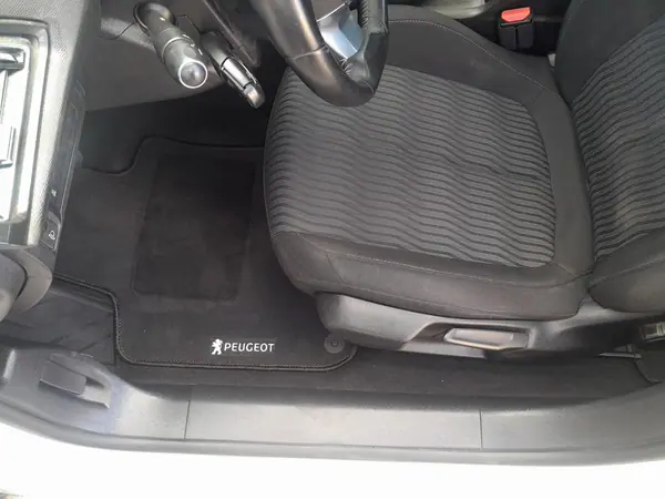 Peugeot 308 SW 2014 - 9000 EUR, 137000 km - AUTO.MOTO.pt - 137000km - foto 13 de 21