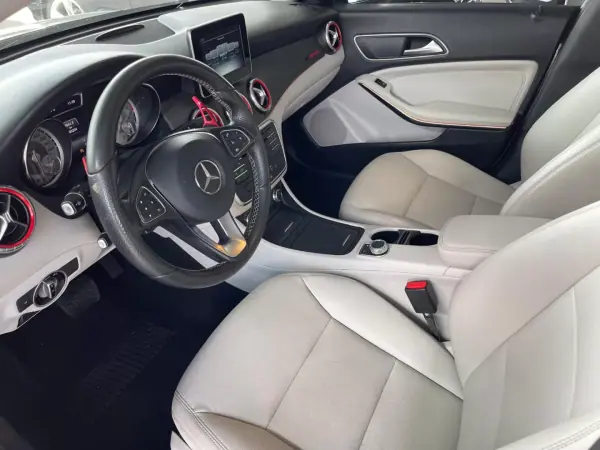 Mercedes-Benz CLA 200 2015 - 14900 EUR, 300000 km - AUTO.MOTO.pt - 300000km - foto 7 de 14