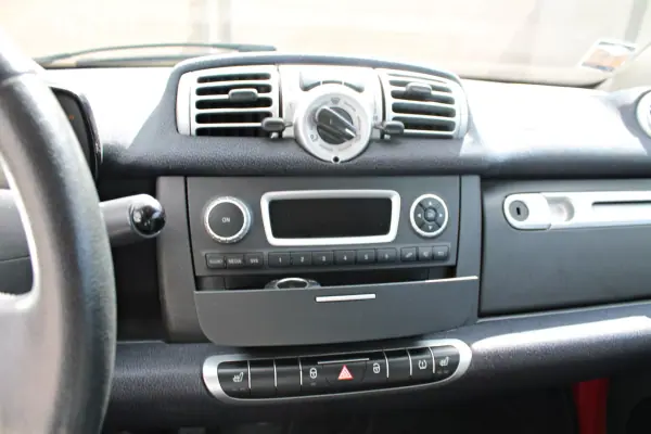 Smart Fortwo Cabrio 2014 - 8450 EUR, 58490 km - AUTO.MOTO.pt - 58490km - foto 17 de 18