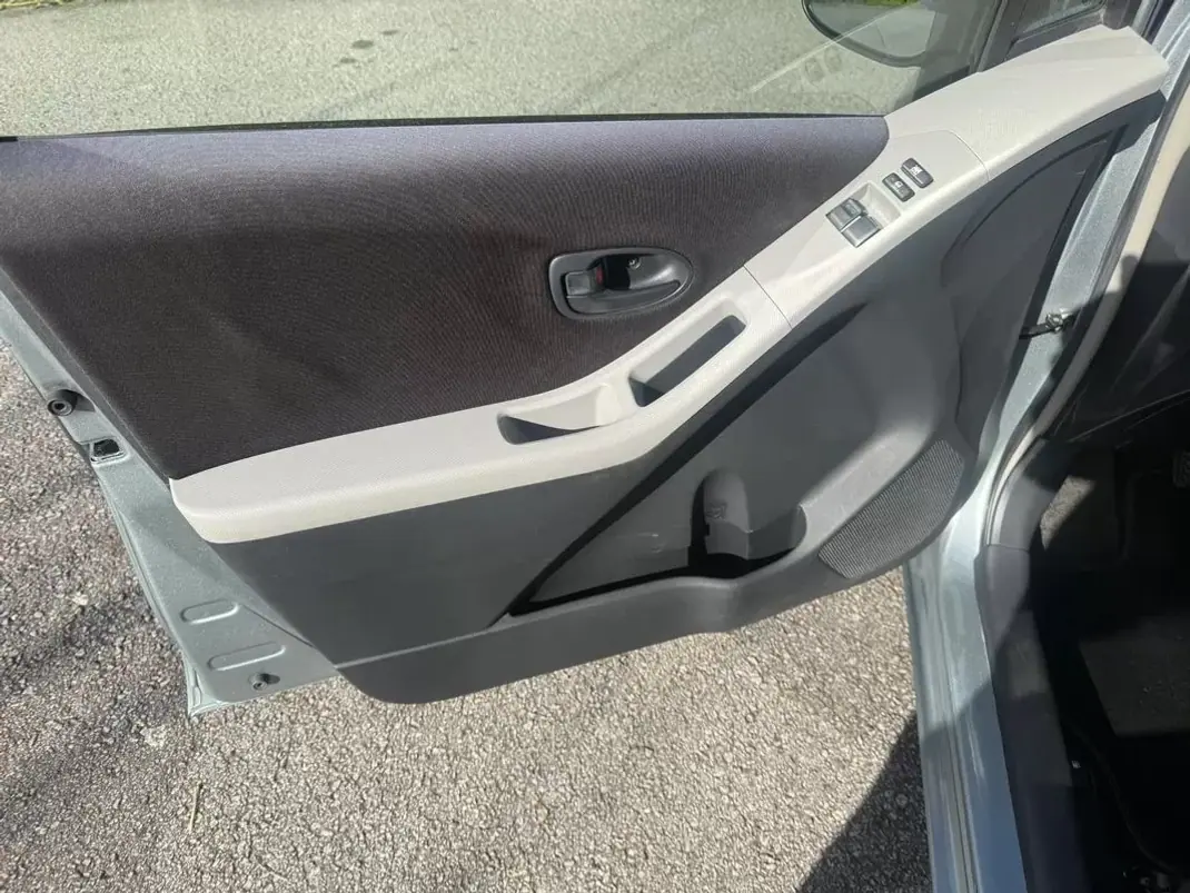 Toyota Yaris 2006 - 5650 EUR, 162000 km - AUTO.MOTO.pt - 162000km - foto 10 de 23