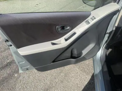 Toyota Yaris 2006 - 5650 EUR, 162000 km - AUTO.MOTO.pt - 162000km - foto 10 de 23