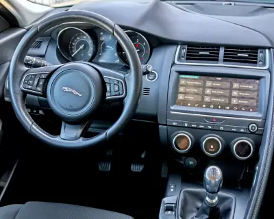 Jaguar E-Pace 2019 - 20500 EUR, 122300 km - AUTO.MOTO.pt - 122300km - foto 13 de 20