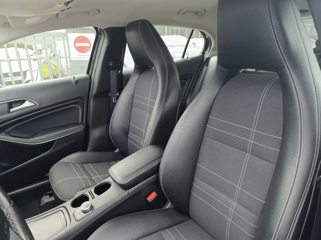 Mercedes-Benz GLA 180 2015 - 22500 EUR, 120000 km - AUTO.MOTO.pt - 120000km - foto 17 de 28