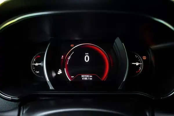 Renault Mégane 2019 - 9870 EUR, 301536 km - AUTO.MOTO.pt - 301536km - foto 17 de 38