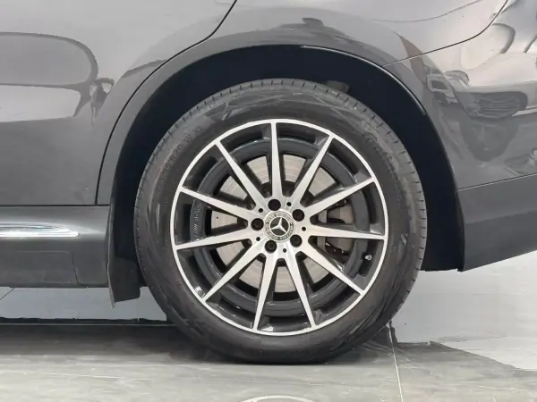 Mercedes-Benz EQC 400 2020 - 33990 EUR, 130000 km - AUTO.MOTO.pt - 130000km - foto 18 de 39