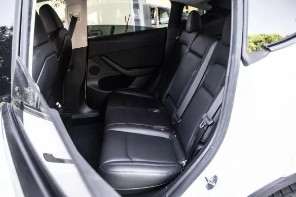 Tesla Model Y 2023 - 37900 EUR, 74250 km - AUTO.MOTO.pt - 74250km - foto 23 de 40