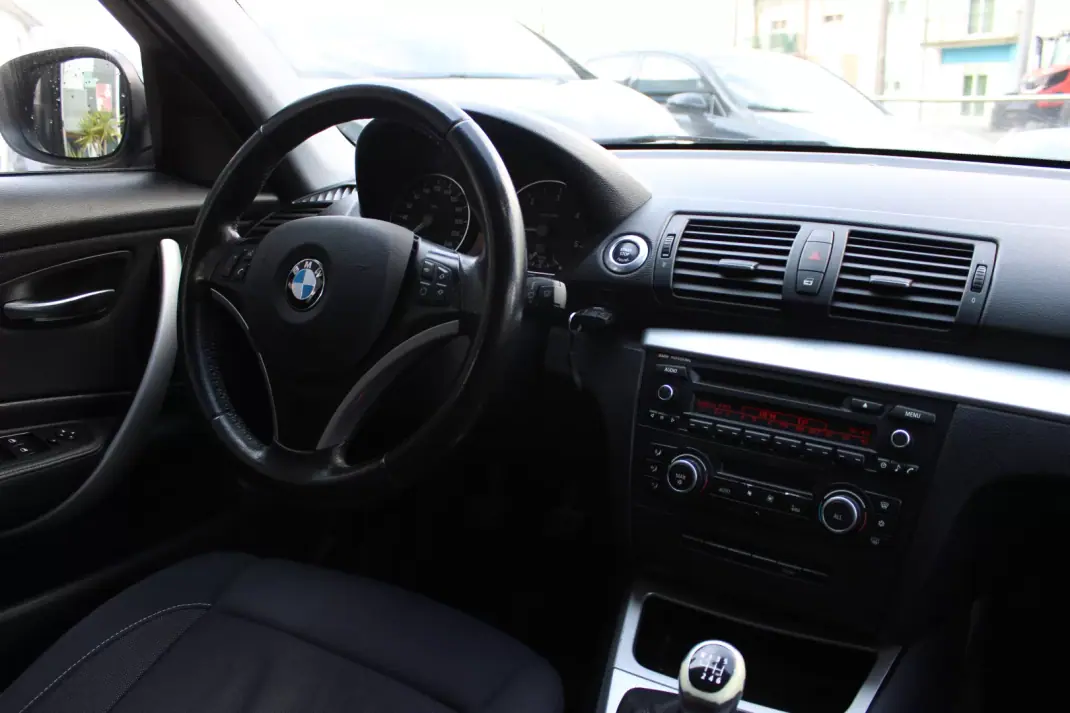 BMW 118 2010 - 9900 EUR, 205380 km - AUTO.MOTO.pt - 205380km - foto 7 de 15