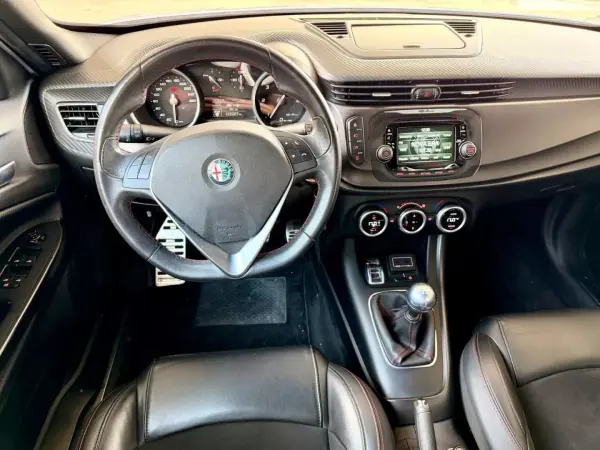 Alfa Romeo Giulietta 2017 - 18490 EUR, 122207 km - AUTO.MOTO.pt - 122207km - foto 13 de 21