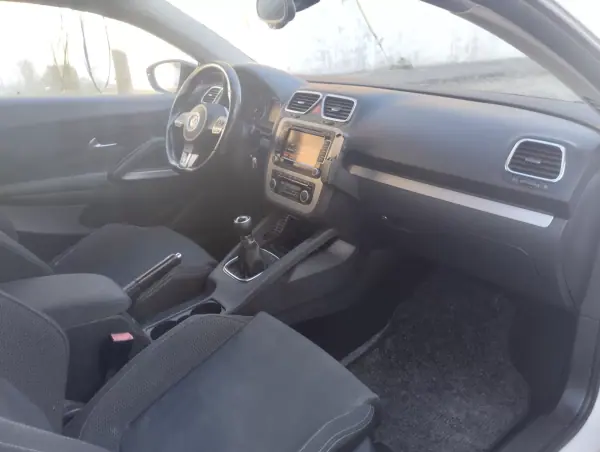 Volkswagen Scirocco 2011 - 10000 EUR, 215000 km - AUTO.MOTO.pt - 215000km - foto 18 de 30