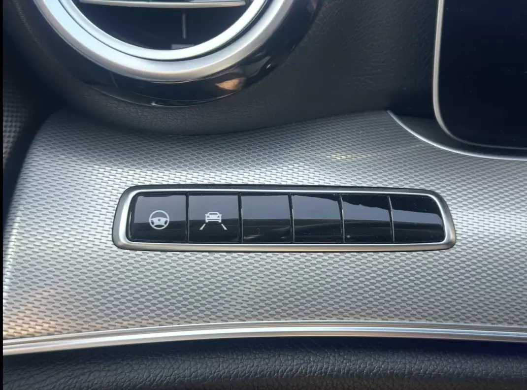 Mercedes-Benz E 300 2020 - 31947 EUR, 131000 km - AUTO.MOTO.pt - 131000km - foto 19 de 20