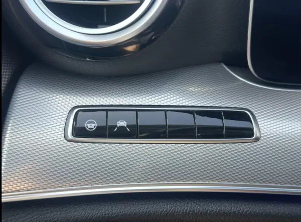 Mercedes-Benz E 300 2020 - 31947 EUR, 131000 km - AUTO.MOTO.pt - 131000km - foto 19 de 20