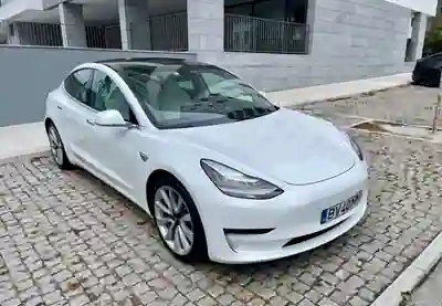 Tesla Model 3 2019 - 20000 EUR, 72000 km - AUTO.MOTO.pt - 72000km - foto 7 de 10