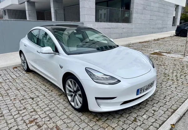 Tesla Model 3 2019 - 20000 EUR, 72000 km - AUTO.MOTO.pt - 72000km - foto 7 de 10