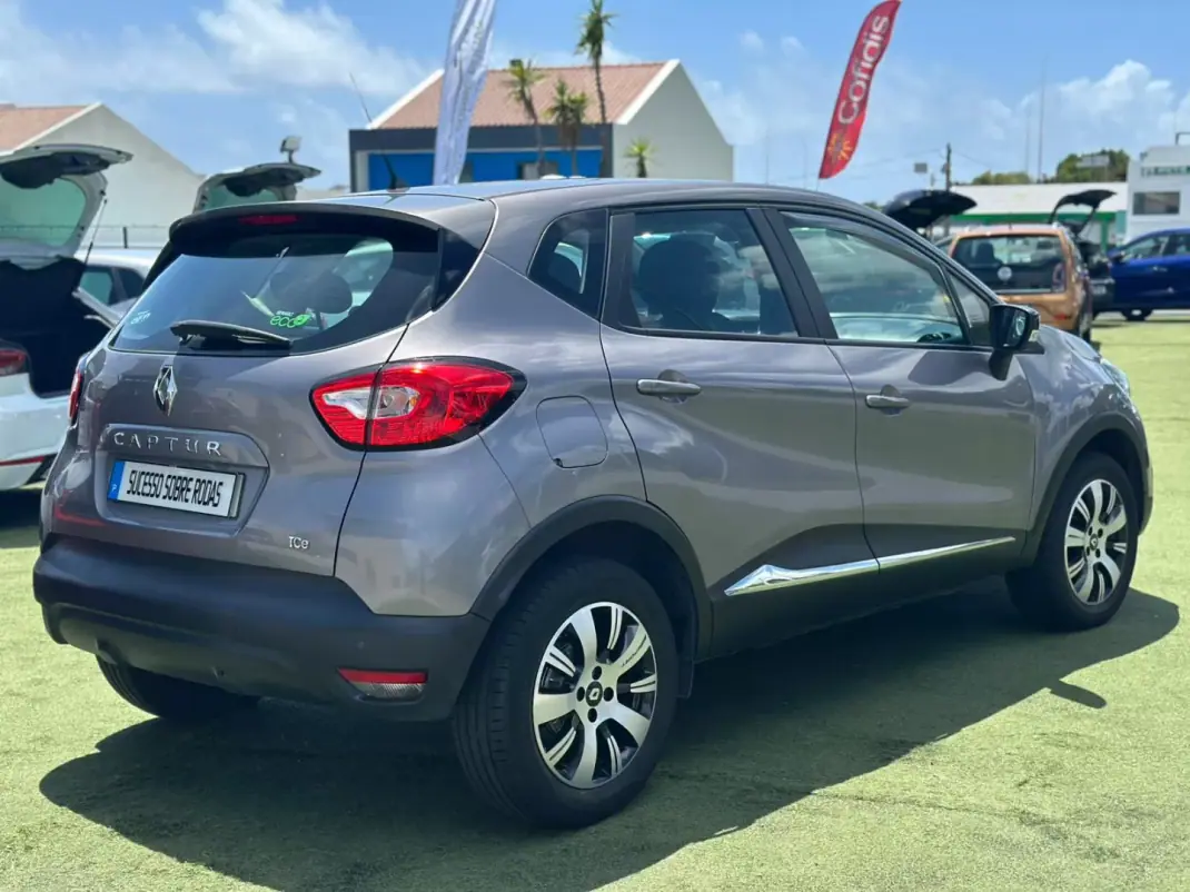 Renault Captur 2015 - 13990 EUR, 56433 km - AUTO.MOTO.pt - 56433km - foto 7 de 17