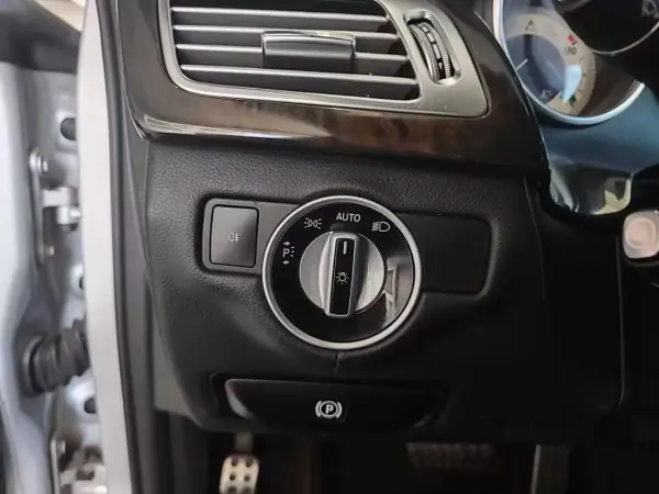 Mercedes-Benz CLS 250 2012 - 19500 EUR, 254000 km - AUTO.MOTO.pt - 254000km - foto 25 de 37