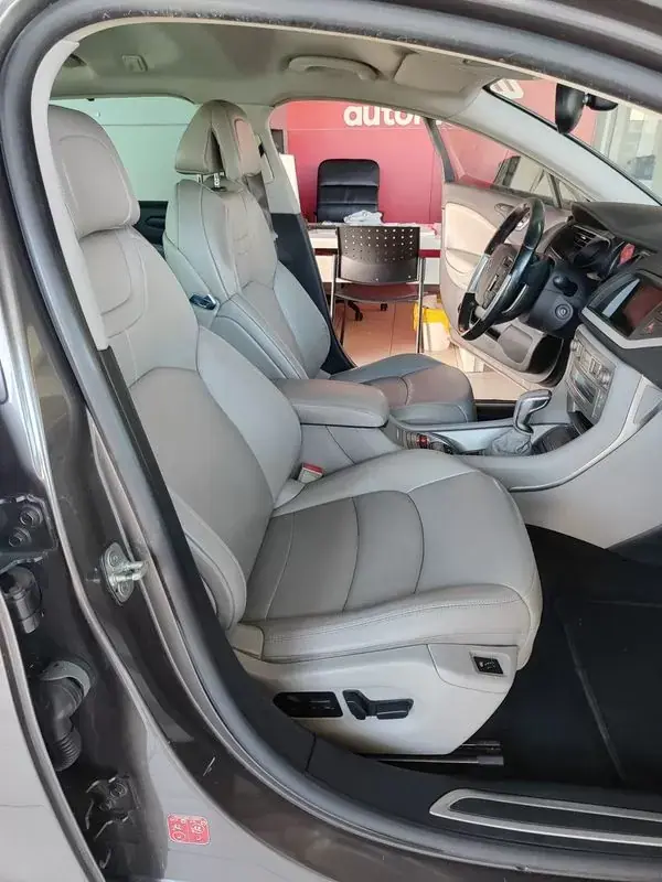 Citroën C5 Tourer 2017 - 9500 EUR, 248400 km - AUTO.MOTO.pt - 248400km - foto 18 de 38