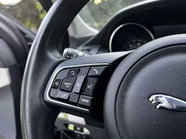 Jaguar E-Pace 2018 - 29750 EUR, 77000 km - AUTO.MOTO.pt - 77000km - foto 38 de 53