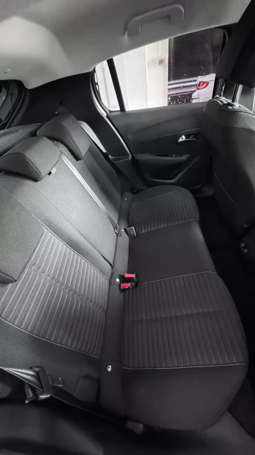 Peugeot e-208 2023 - 19900 EUR, 47000 km - AUTO.MOTO.pt - 47000km - foto 7 de 10