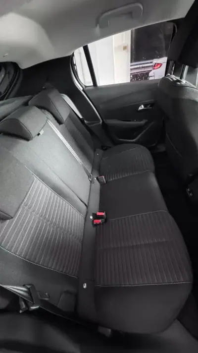 Peugeot e-208 2023 - 19900 EUR, 47000 km - AUTO.MOTO.pt - 47000km - foto 7 de 10