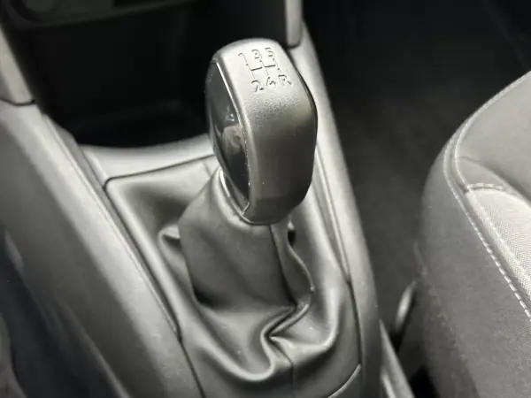 Peugeot 208 2015 - 7990 EUR, 73000 km - AUTO.MOTO.pt - 73000km - foto 33 de 51