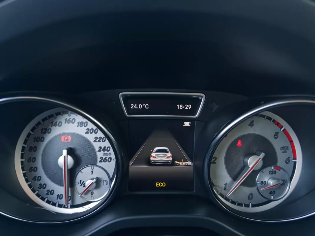 Mercedes-Benz CLA 180 2014 - 16990 EUR, 145000 km - AUTO.MOTO.pt - 145000km - foto 28 de 32